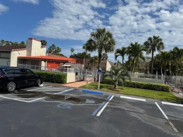 $1,400 | 2601 Boundbrook Boulevard, Unit 104, Palm Springs, FL 33406