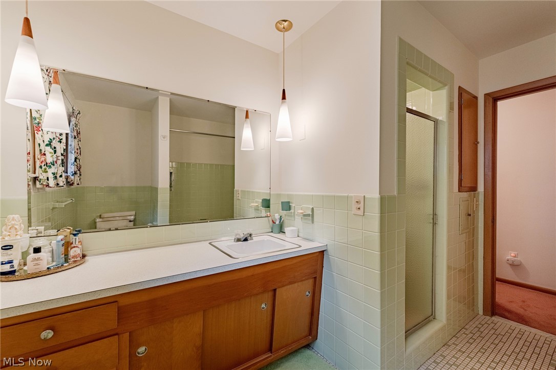 24526 Chardon Road Cleveland, OH 44143 - Photo 25 of 35 Separate shower