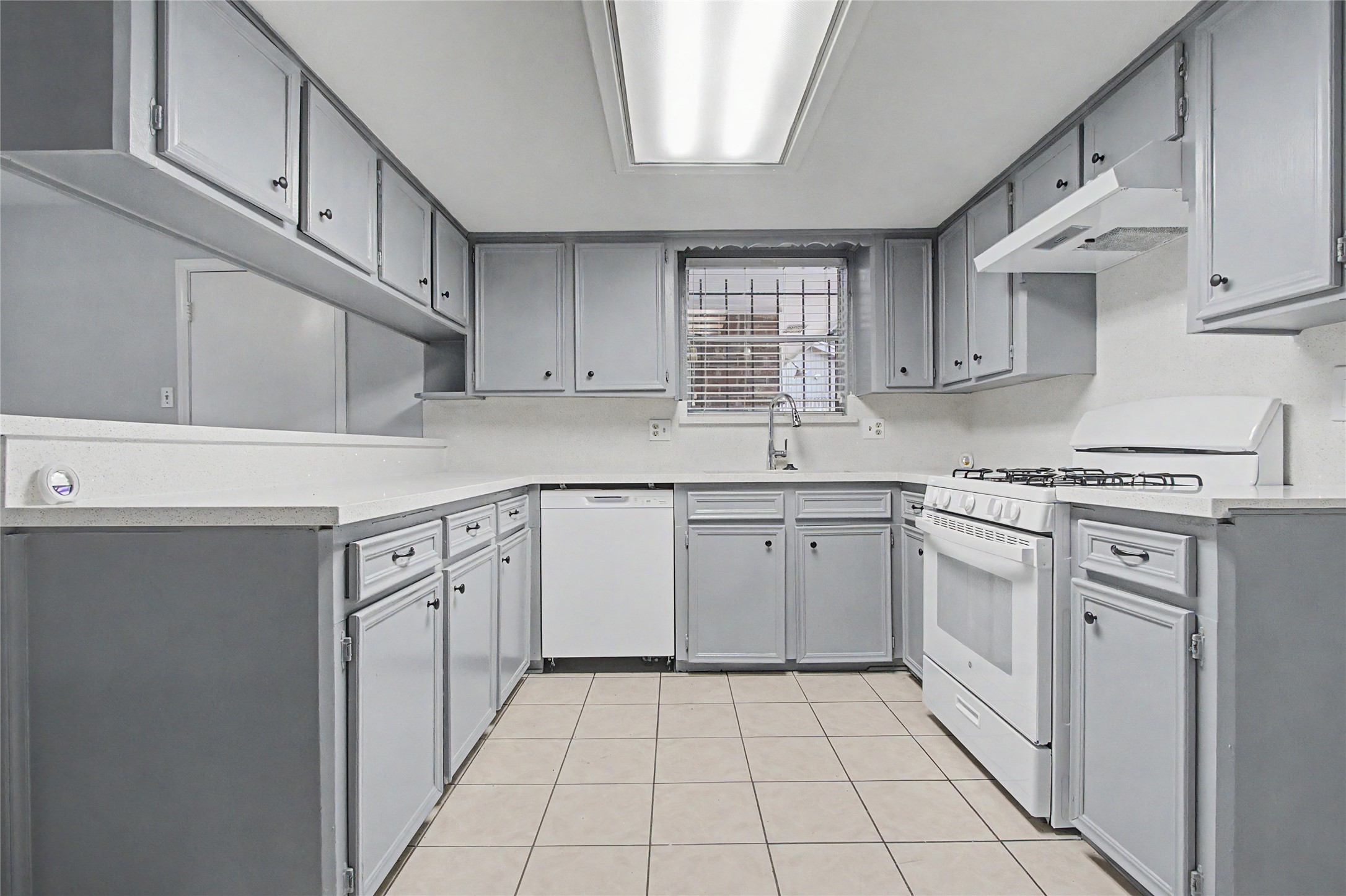 7410 Sawmill Trail Houston, TX 77040 - Photo 6 of 17 Kitchen