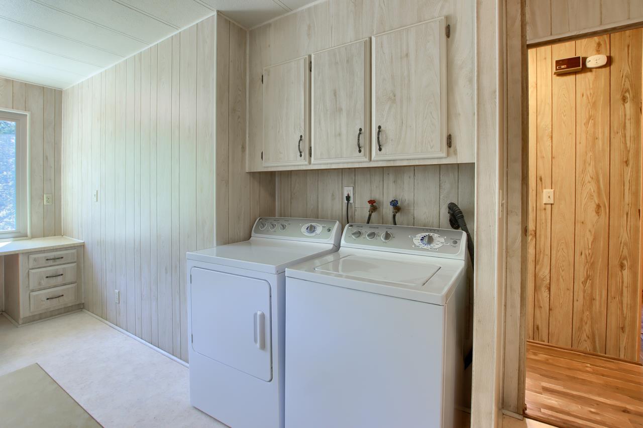 2843 East Westfall Road Mariposa, CA 95338 - Photo 22 of 45 a utility room with dryer and washer