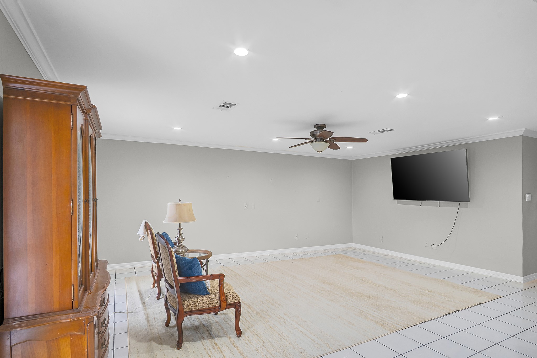 10939 Dunvegan Way Houston, TX 77029 - Photo 12 of 28 a living room with furniture and a flat screen tv