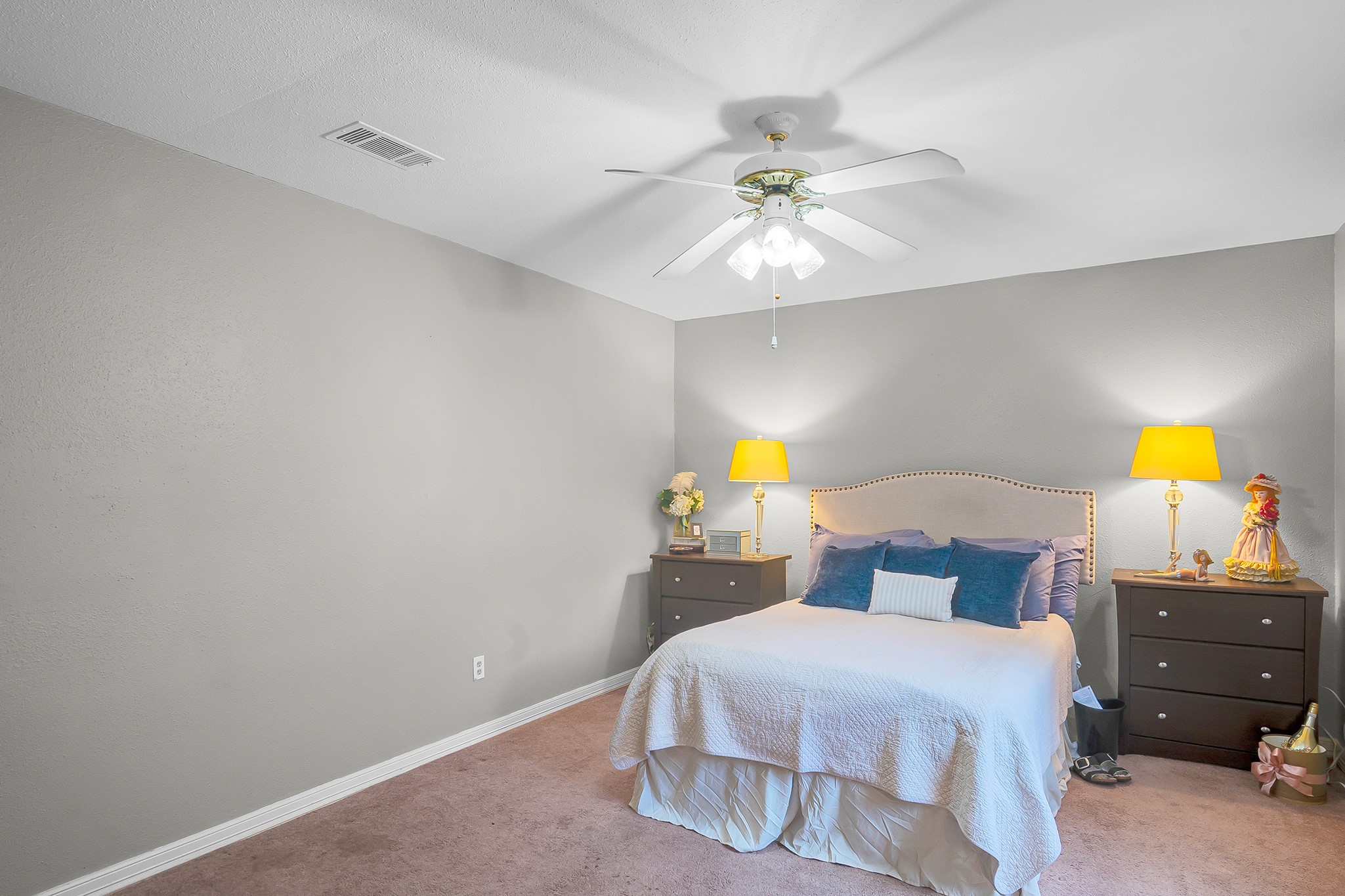 10939 Dunvegan Way Houston, TX 77029 - Photo 14 of 28 a bedroom with a bed and a chandelier