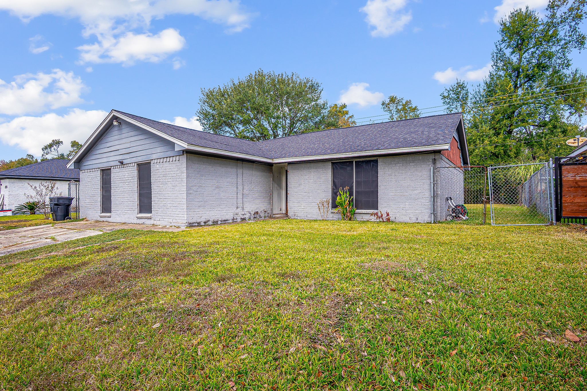 10939 Dunvegan Way Houston, TX 77029 - Photo 15 of 28 a front view of a house with a garden