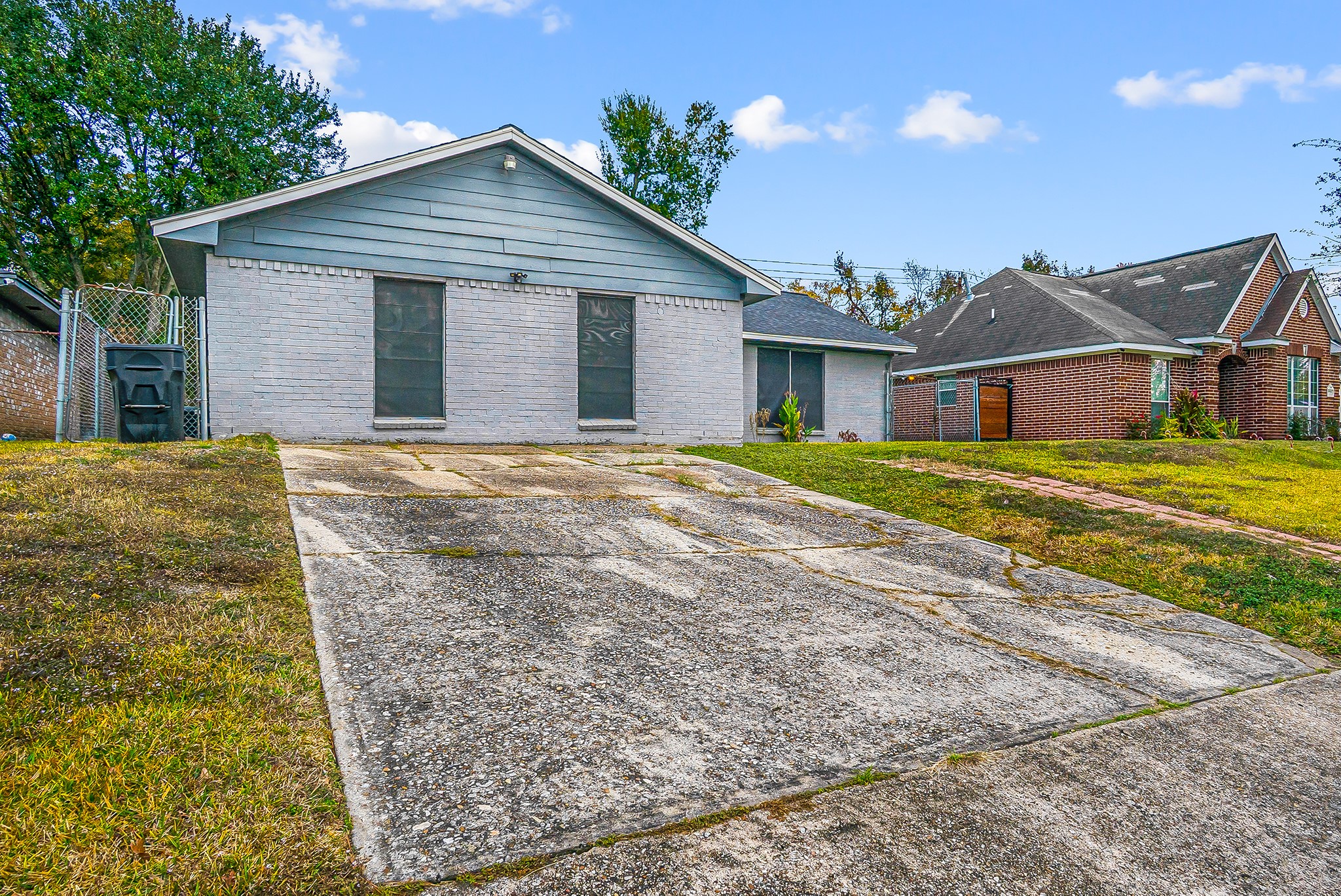 10939 Dunvegan Way Houston, TX 77029 - Photo 16 of 28 front view of a house with a yard