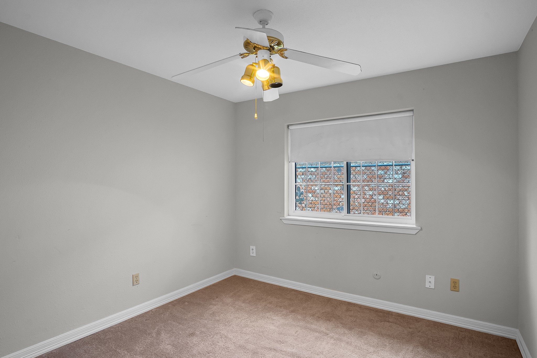 10939 Dunvegan Way Houston, TX 77029 - Photo 18 of 28 an empty room with a window and lamp