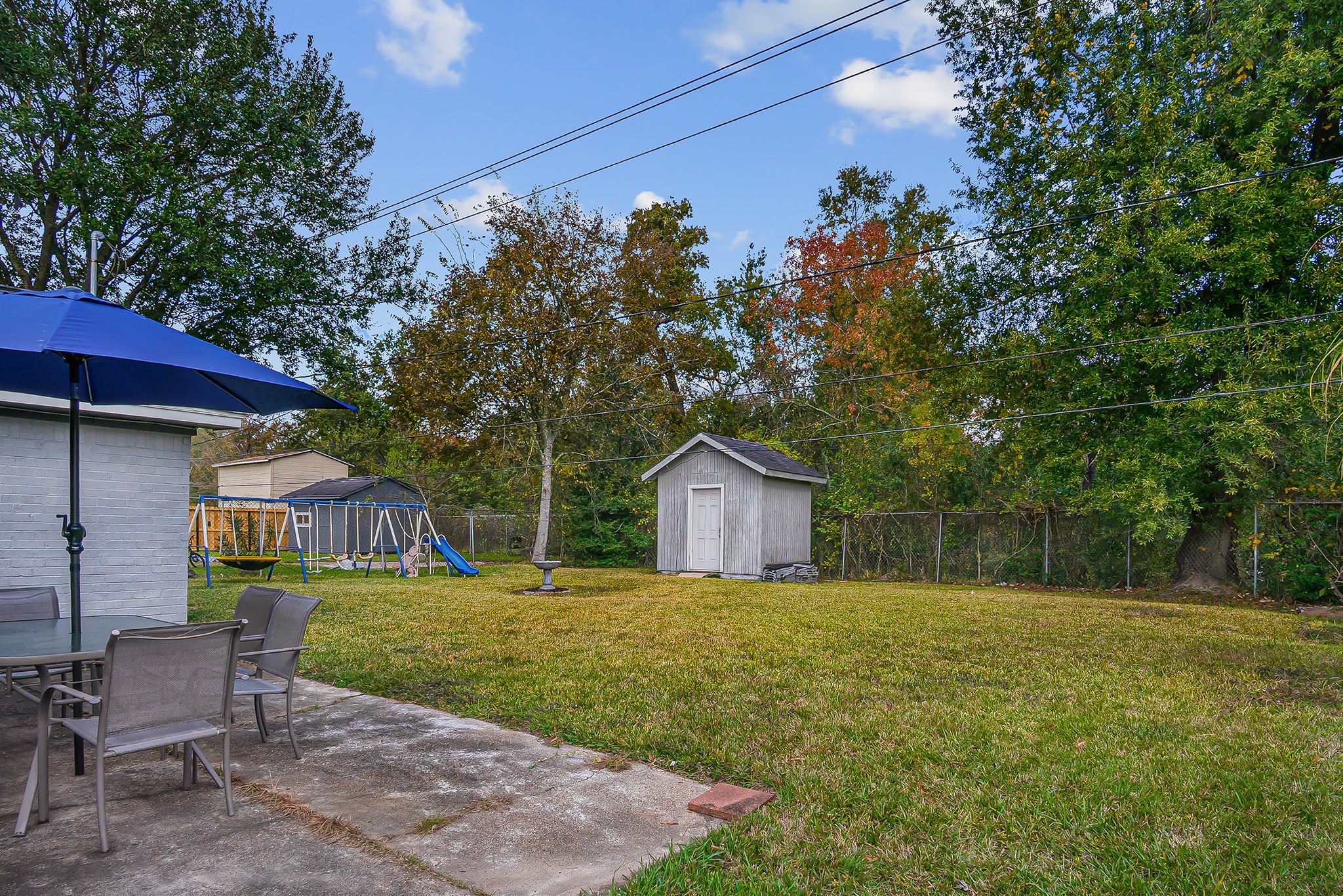 10939 Dunvegan Way Houston, TX 77029 - Photo 27 of 28 a backyard of a house with table and chairs