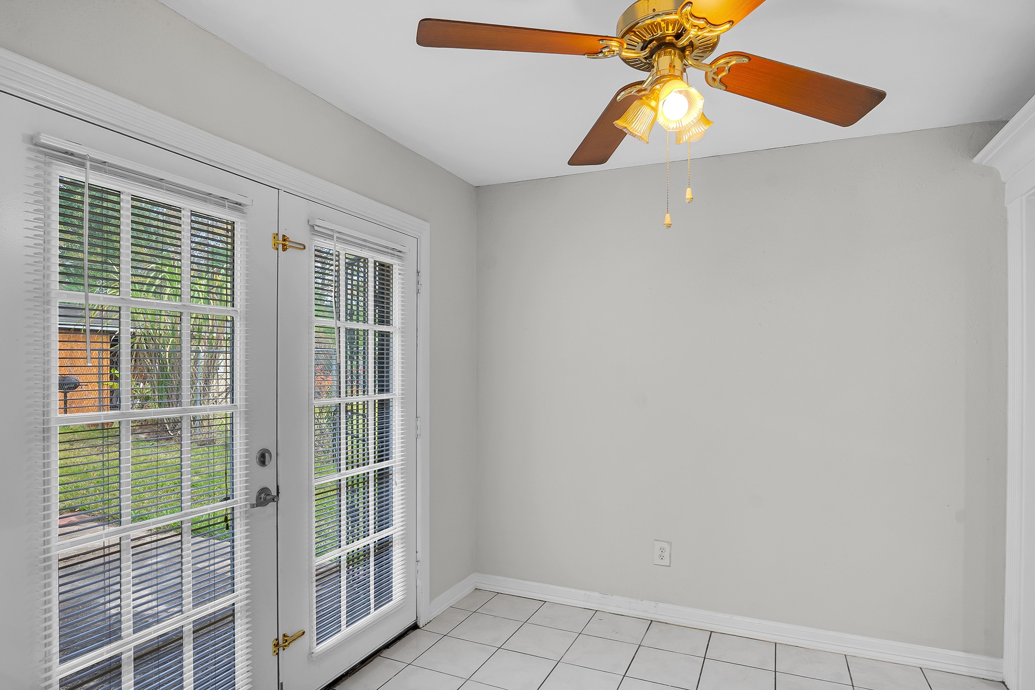 10939 Dunvegan Way Houston, TX 77029 - Photo 5 of 28 a view of a livingroom with a ceiling fan and a window
