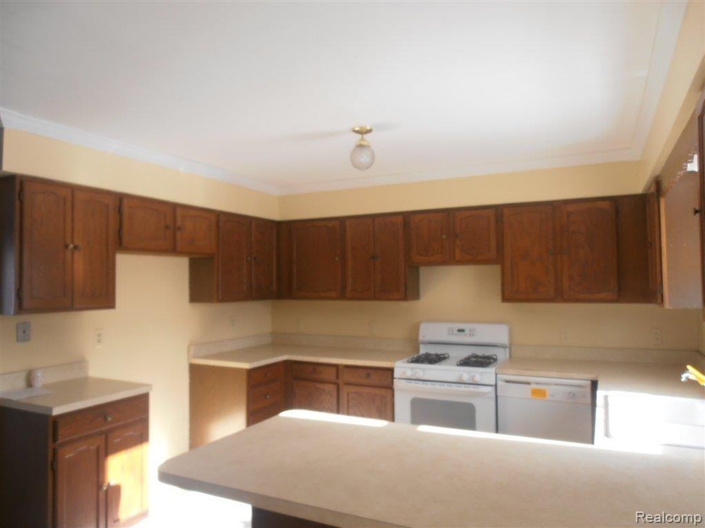 16 Edgemont Drive Howell, MI 48855 - Photo 4 of 15 OAK CABINETS