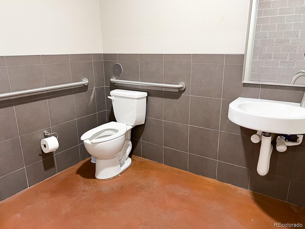 11570 Colony Row Broomfield, CO 80021 - Photo 7 of 24 a bathroom with a toilet and a sink
