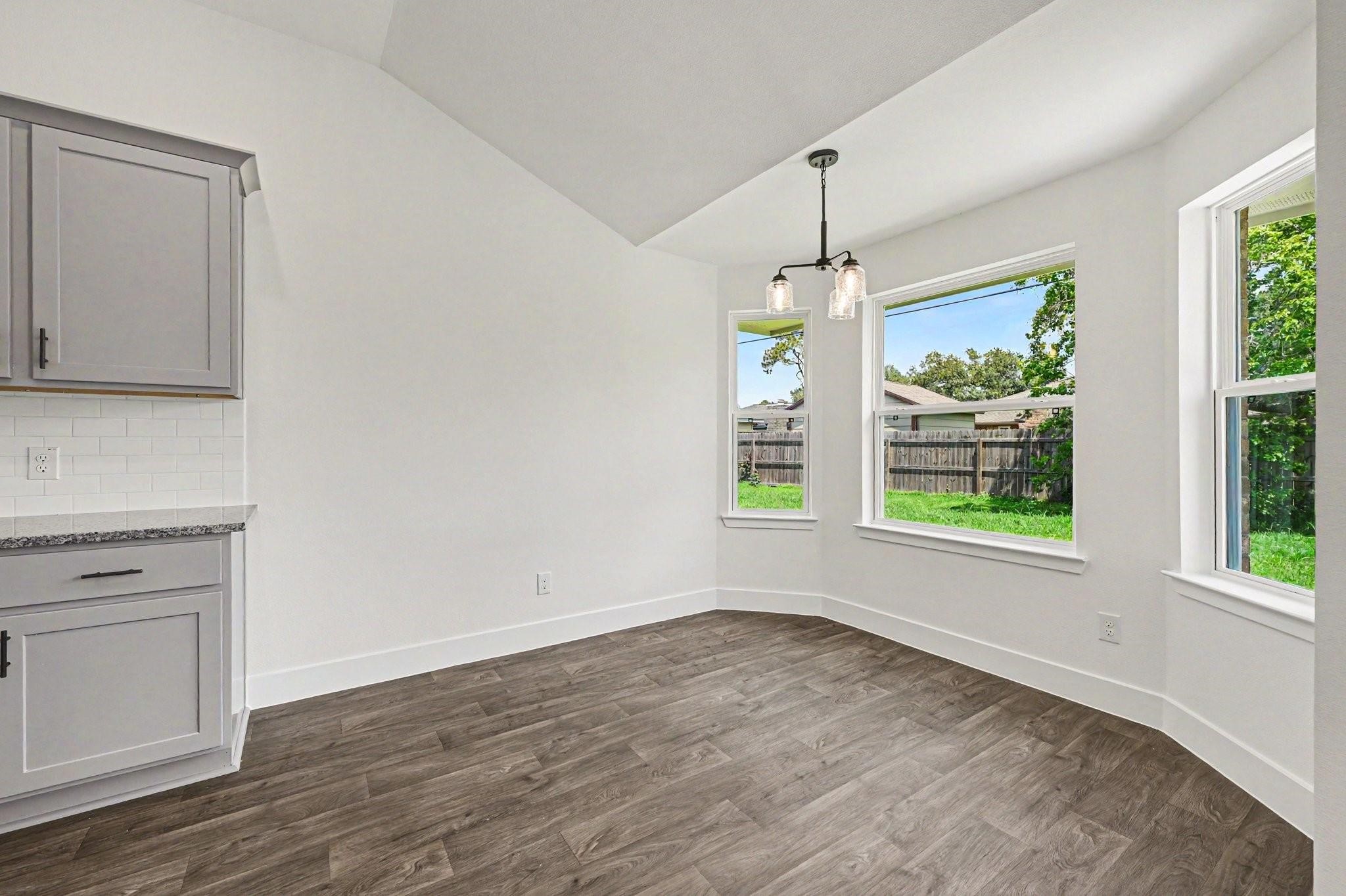 9 Keystone Court Angleton, TX 77515 - Photo 8 of 22