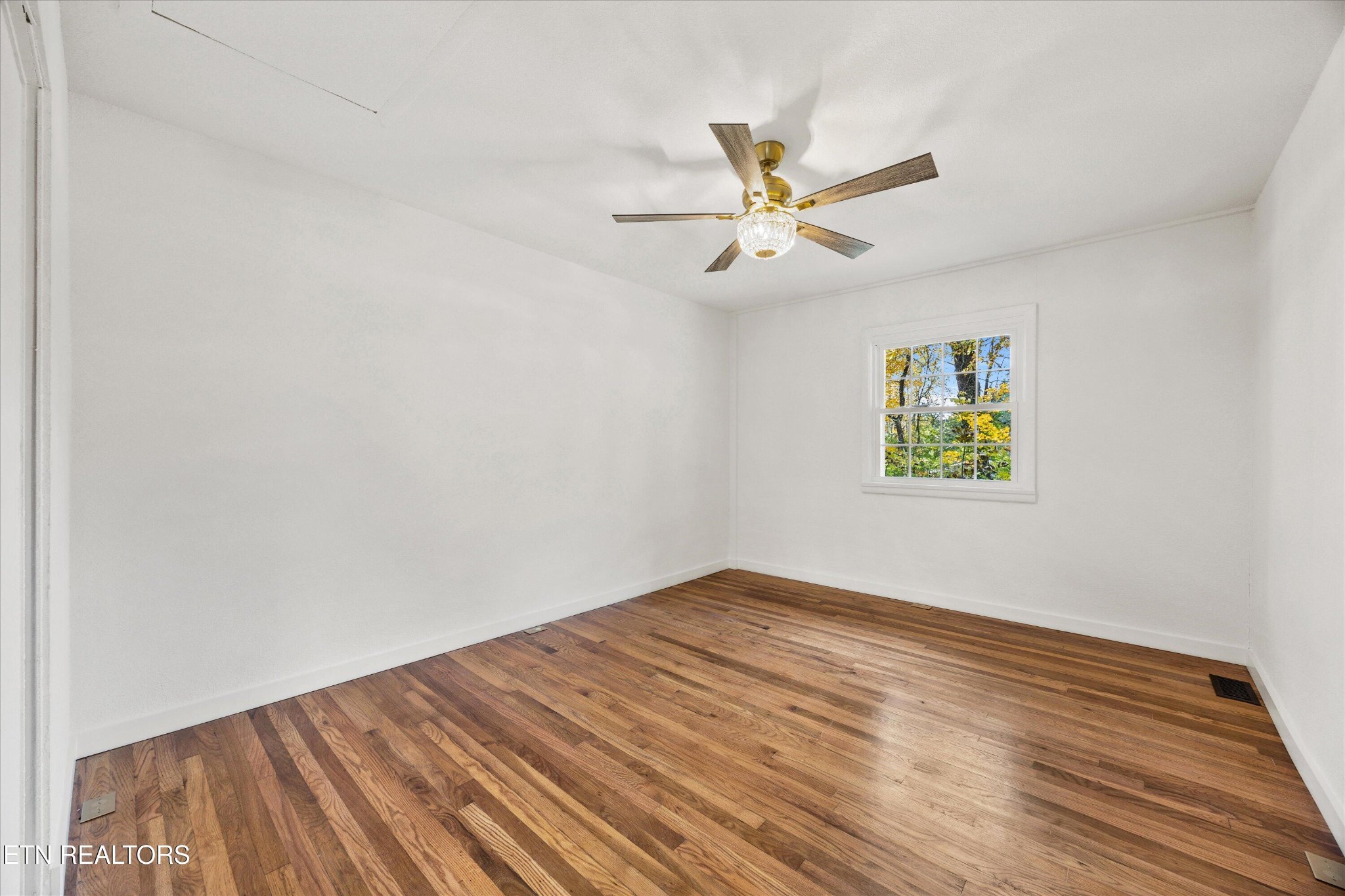 100 Pearl Road Oak Ridge, TN 37830 - Photo 23 of 37 a view of empty room with wooden floor