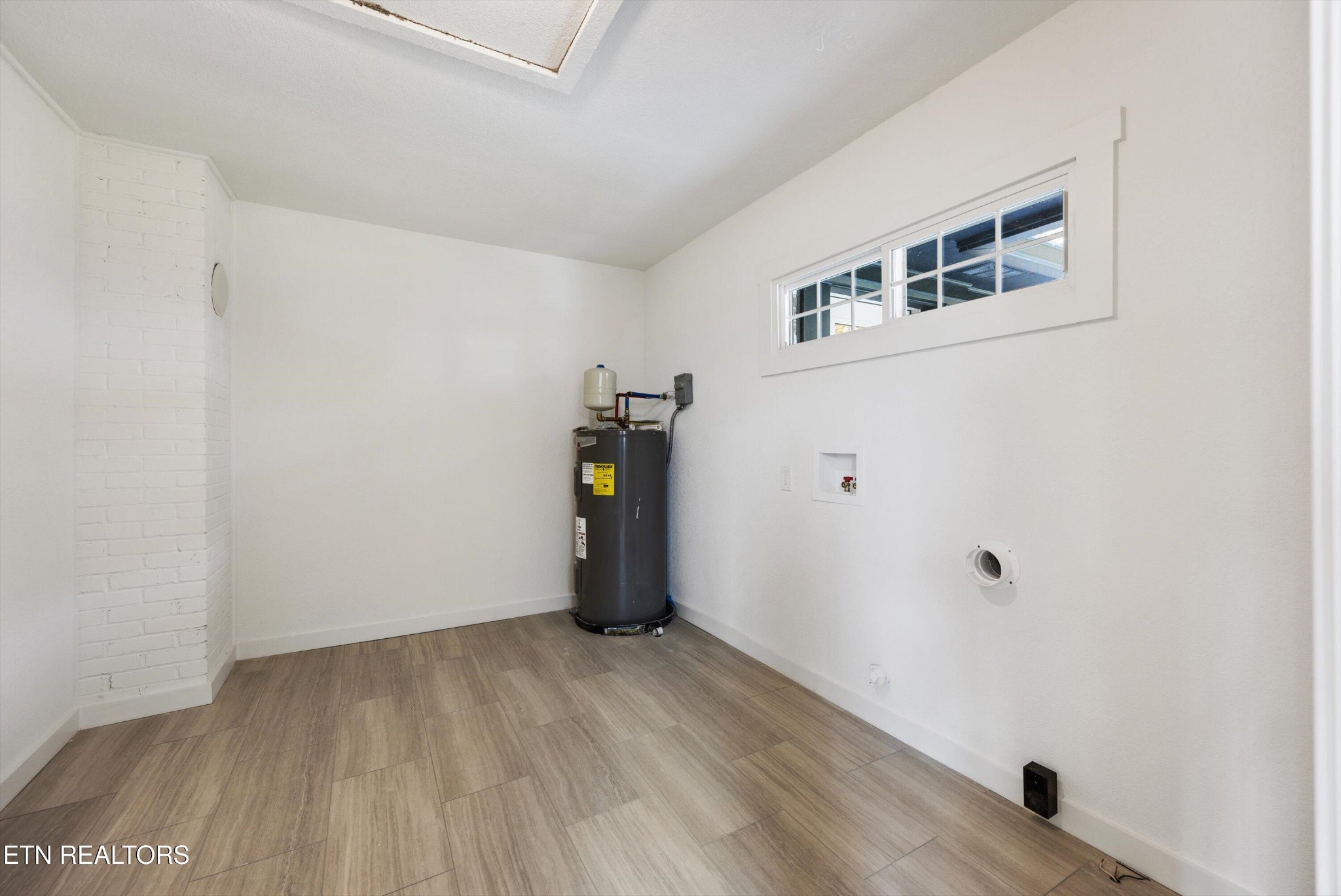 100 Pearl Road Oak Ridge, TN 37830 - Photo 27 of 37 a view of empty room with wooden floor