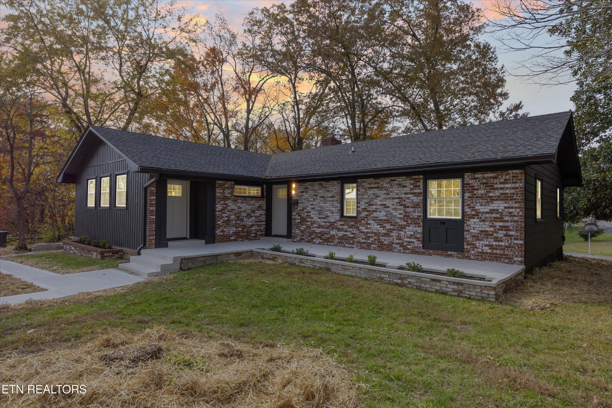 100 Pearl Road Oak Ridge, TN 37830 - Photo 3 of 37 a front view of a house with garden