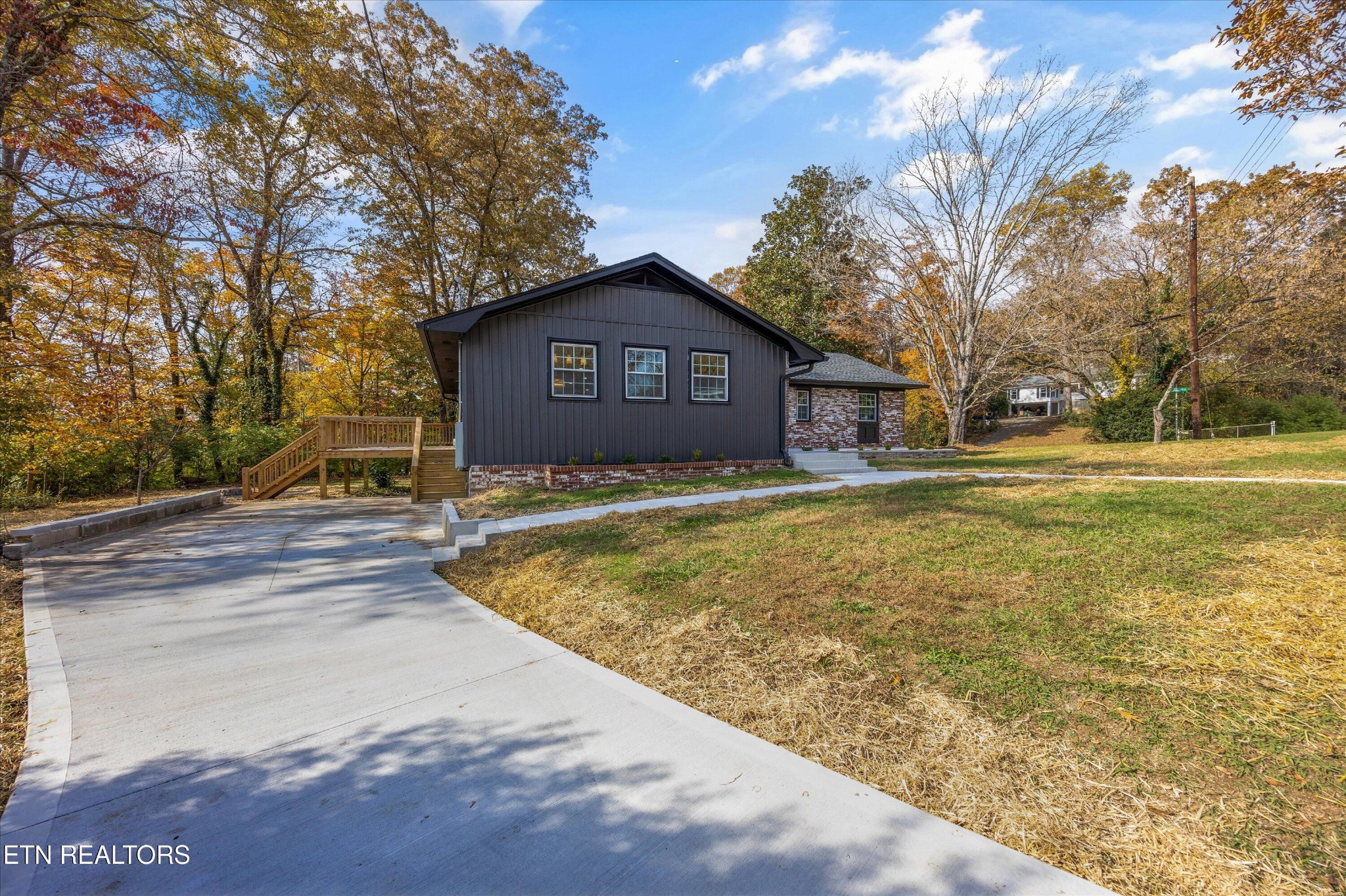 100 Pearl Road Oak Ridge, TN 37830 - Photo 4 of 37 a view of a yard with a large tree