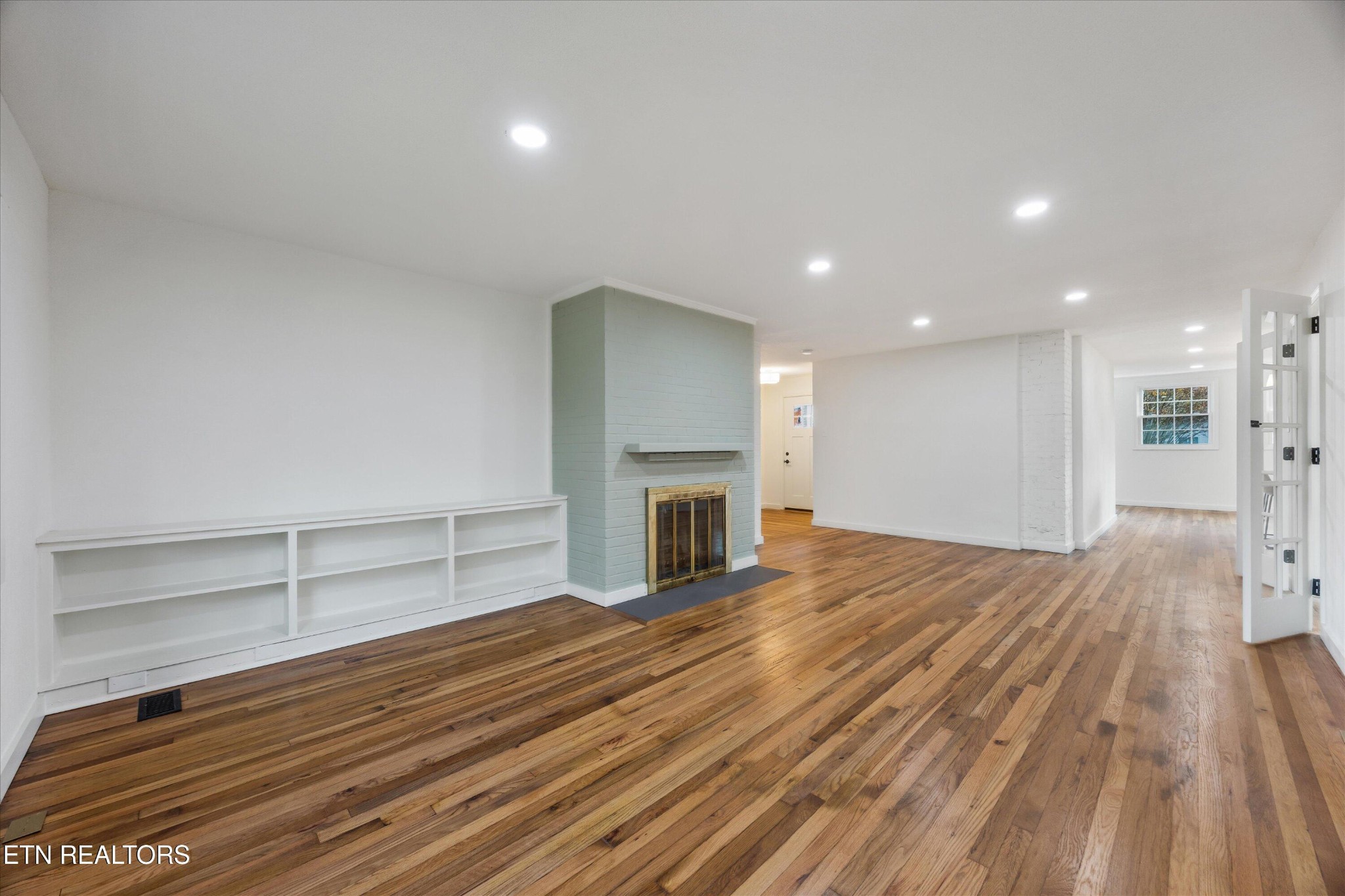 100 Pearl Road Oak Ridge, TN 37830 - Photo 8 of 37 a view of a livingroom with wooden floor