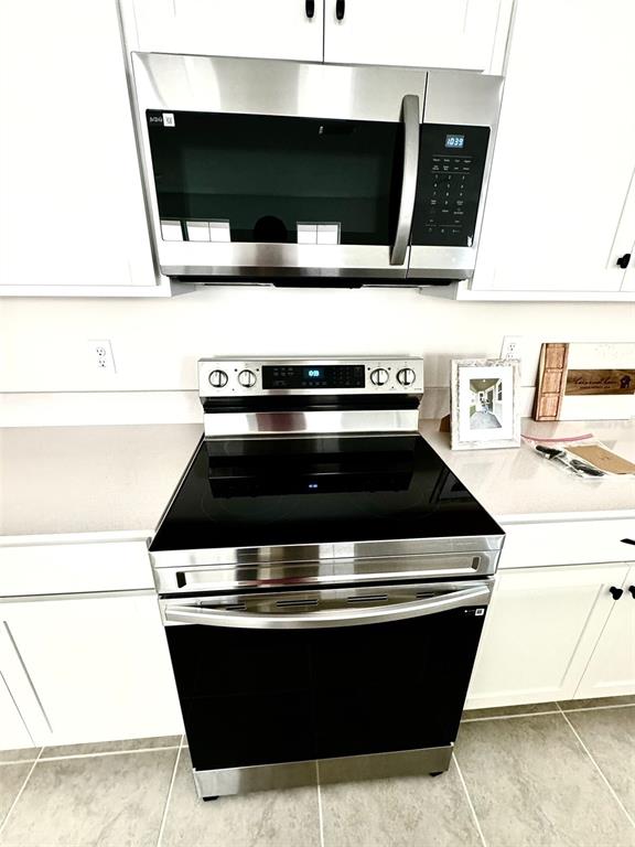 4826 Prairie Preserve Run St. Cloud, FL 34772 - Photo 10 of 44 a stove top oven sitting inside of a kitchen