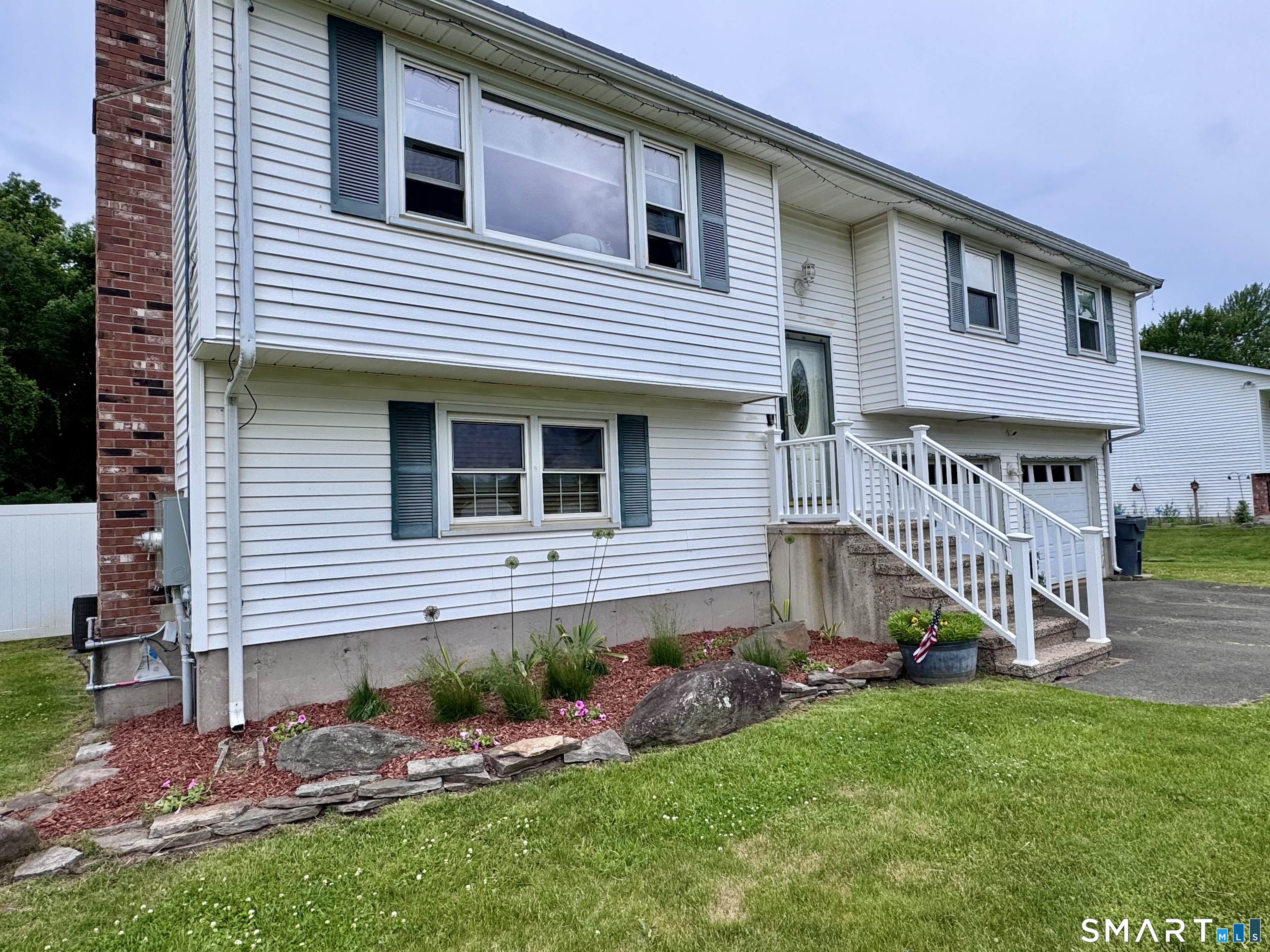 24 Middle Road Enfield, CT 06082 - Photo 3 of 38