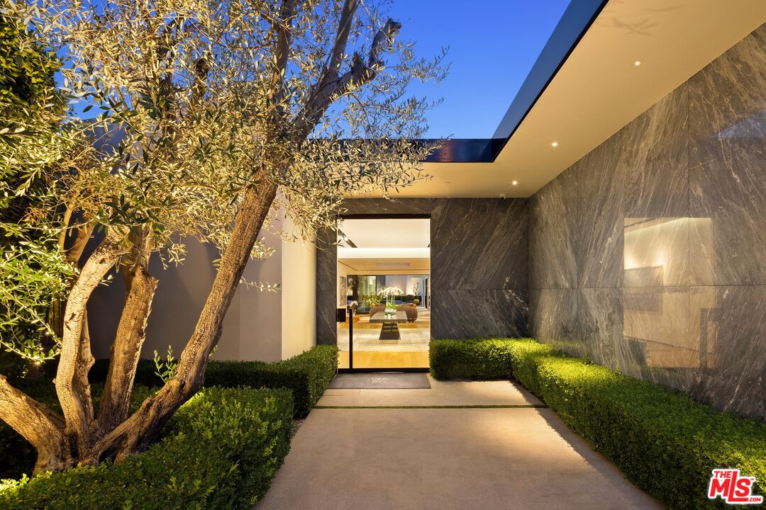 1877 Rising Glen Road Los Angeles, CA 90069 - Photo 4 of 30 Gallery Image 4