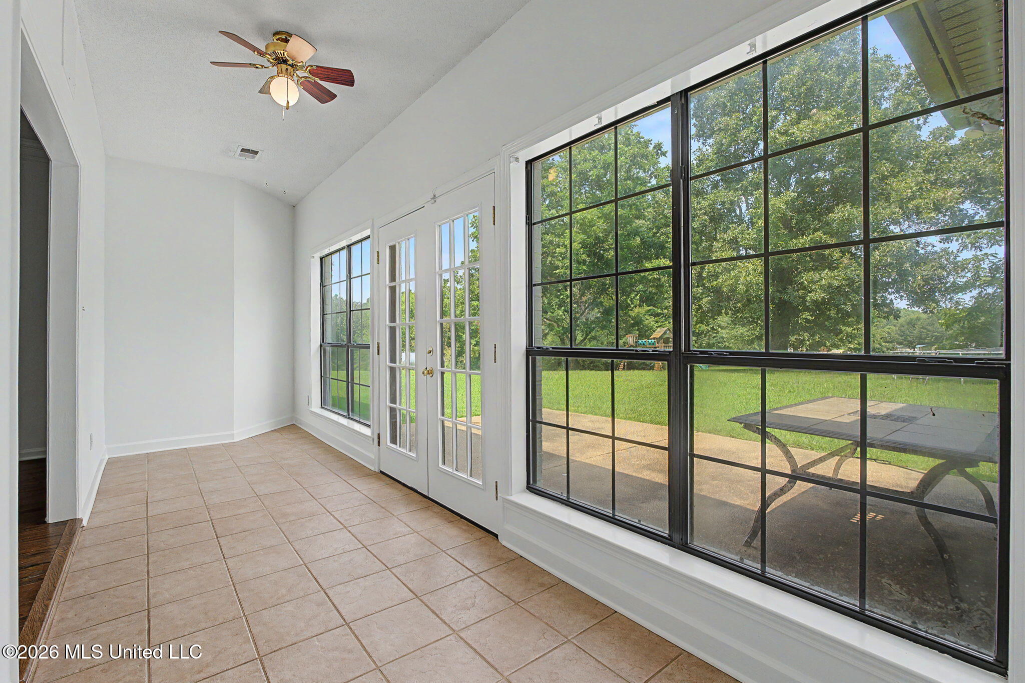 13960 Fairview Road Byhalia, MS 38611 - Photo 22 of 30 Sun Room