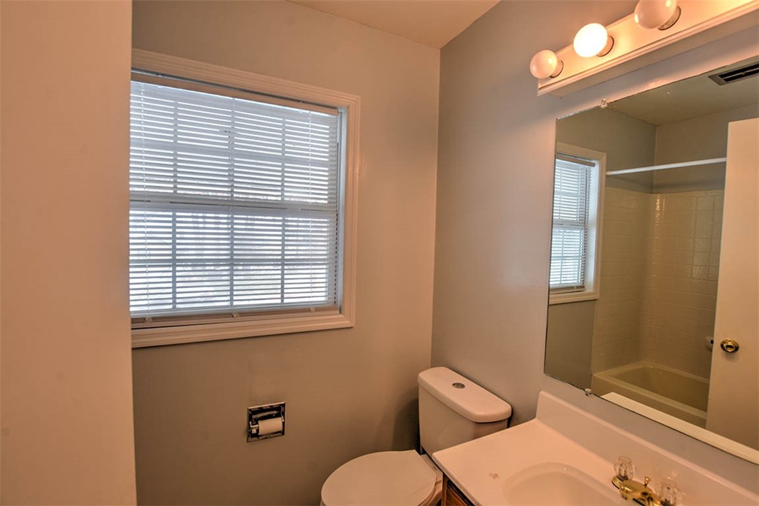 46 Woodhill Court Decatur, IL 62521 - Photo 20 of 32 a bathroom with a toilet sink and mirror