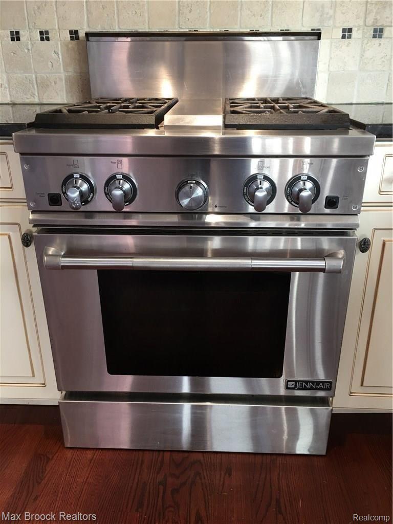 480 South Cranbrook Road Bloomfield Hills, MI 48301 - Photo 6 of 30 Jenn-Air gas range
