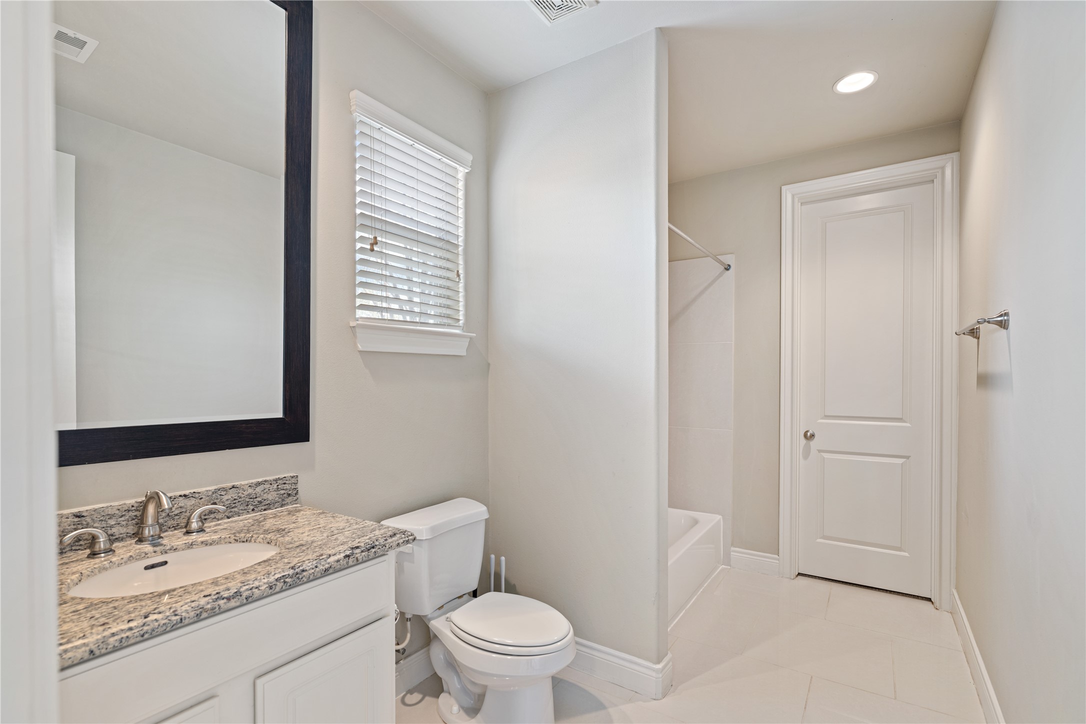 2830 Sherwin Street Houston, TX 77007 - Photo 7 of 26 Downstairs full bath with tub/shower and large walk-in closet!