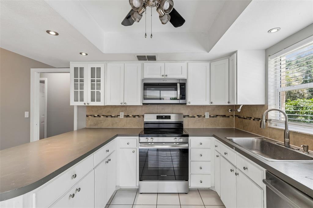 1733 Sutton Place Dunedin, FL 34698 - Photo 14 of 38
