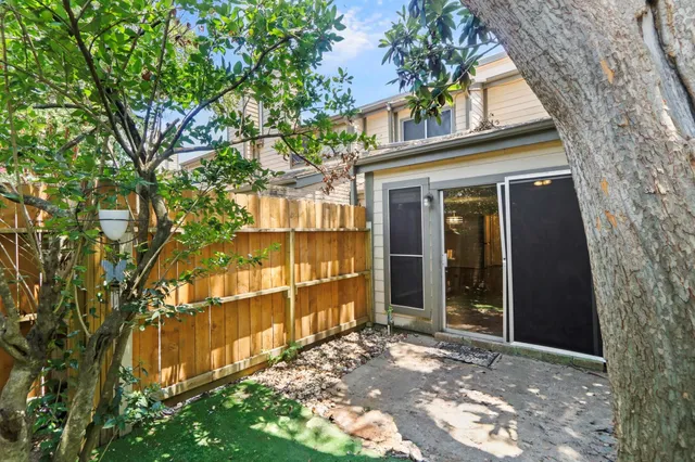 a view of entryway with a yard