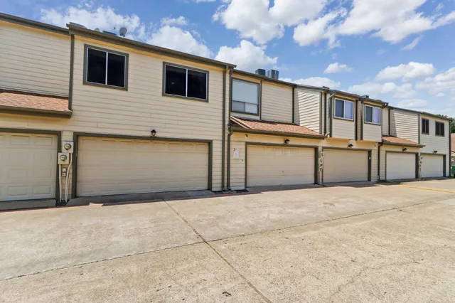 $200,000 | 710 Country Pl Drive, Unit E, Houston, TX 77079