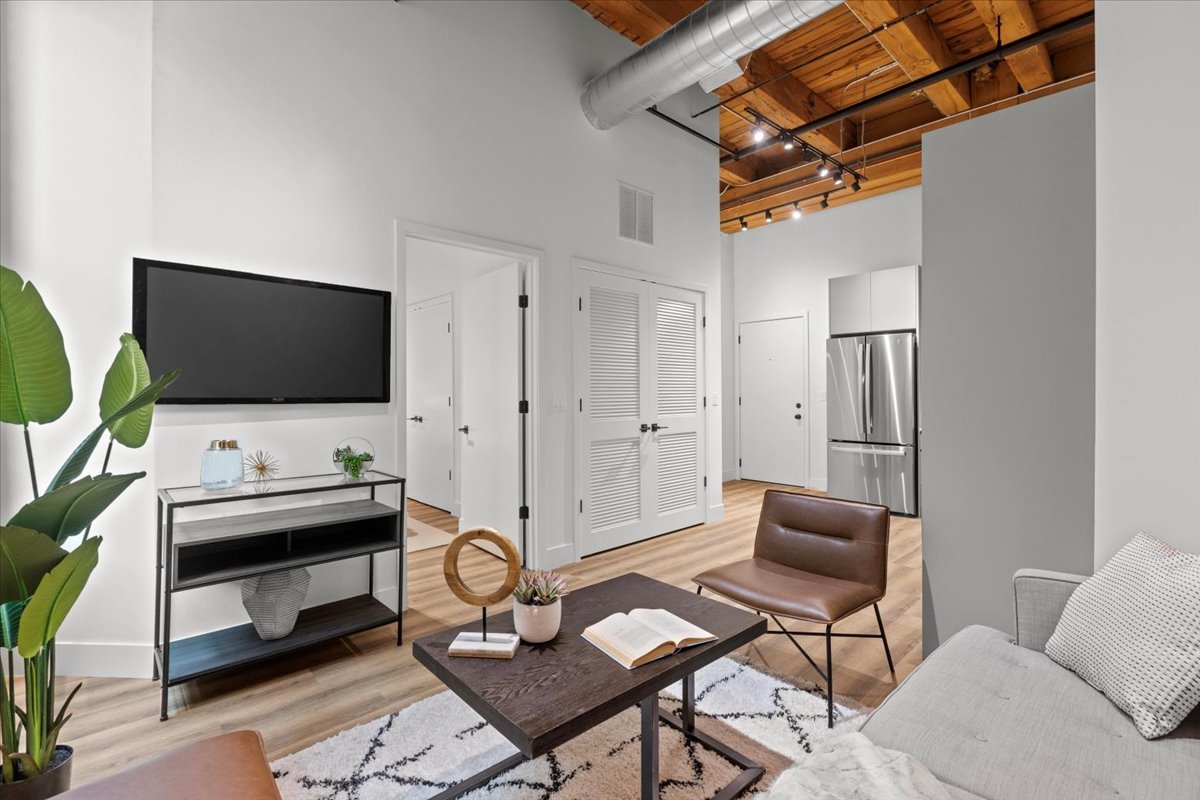 153 West Ohio Street, Unit 208 Chicago, IL 60654 - Photo 6 of 14