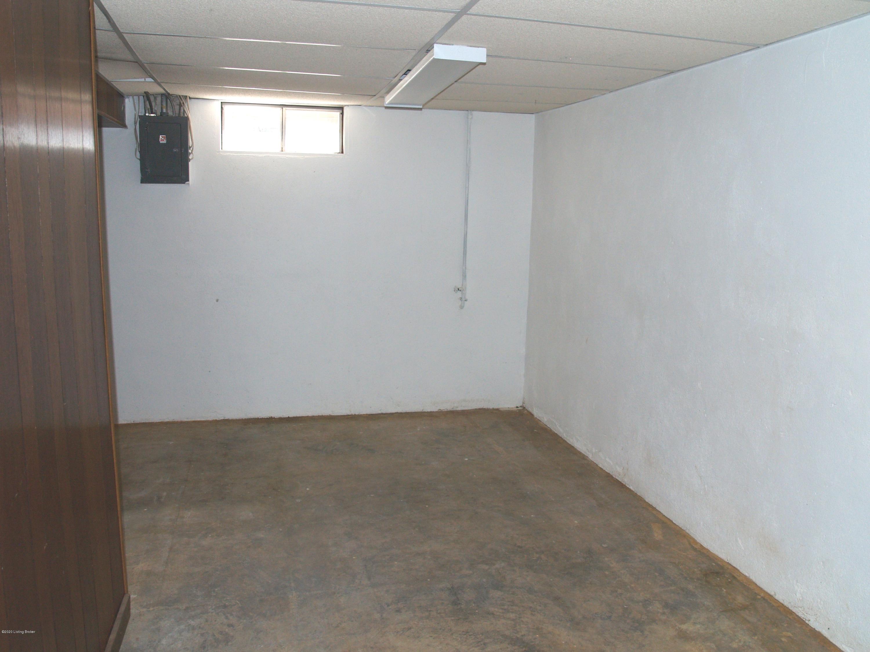 4013 Wimpole Road Louisville, KY 40218 - Photo 35 of 36 P1010696
