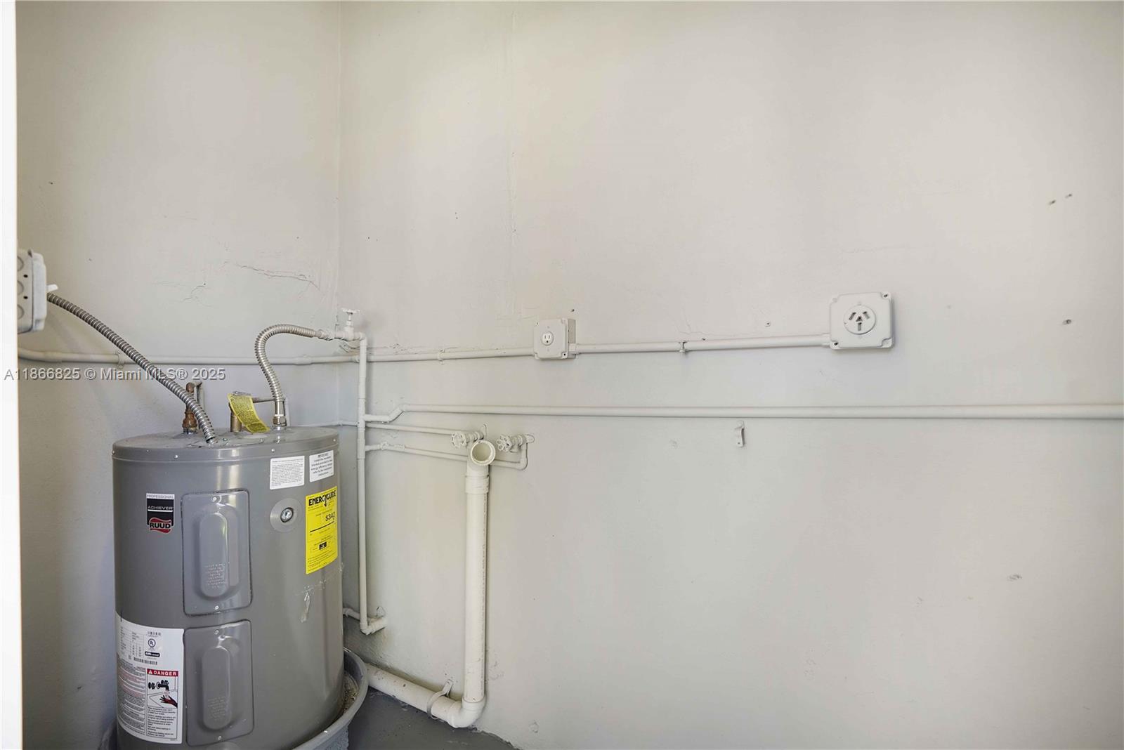 50 East 13th Street Hialeah, FL 33010 - Photo 23 of 38 a utility room with dryer and washer