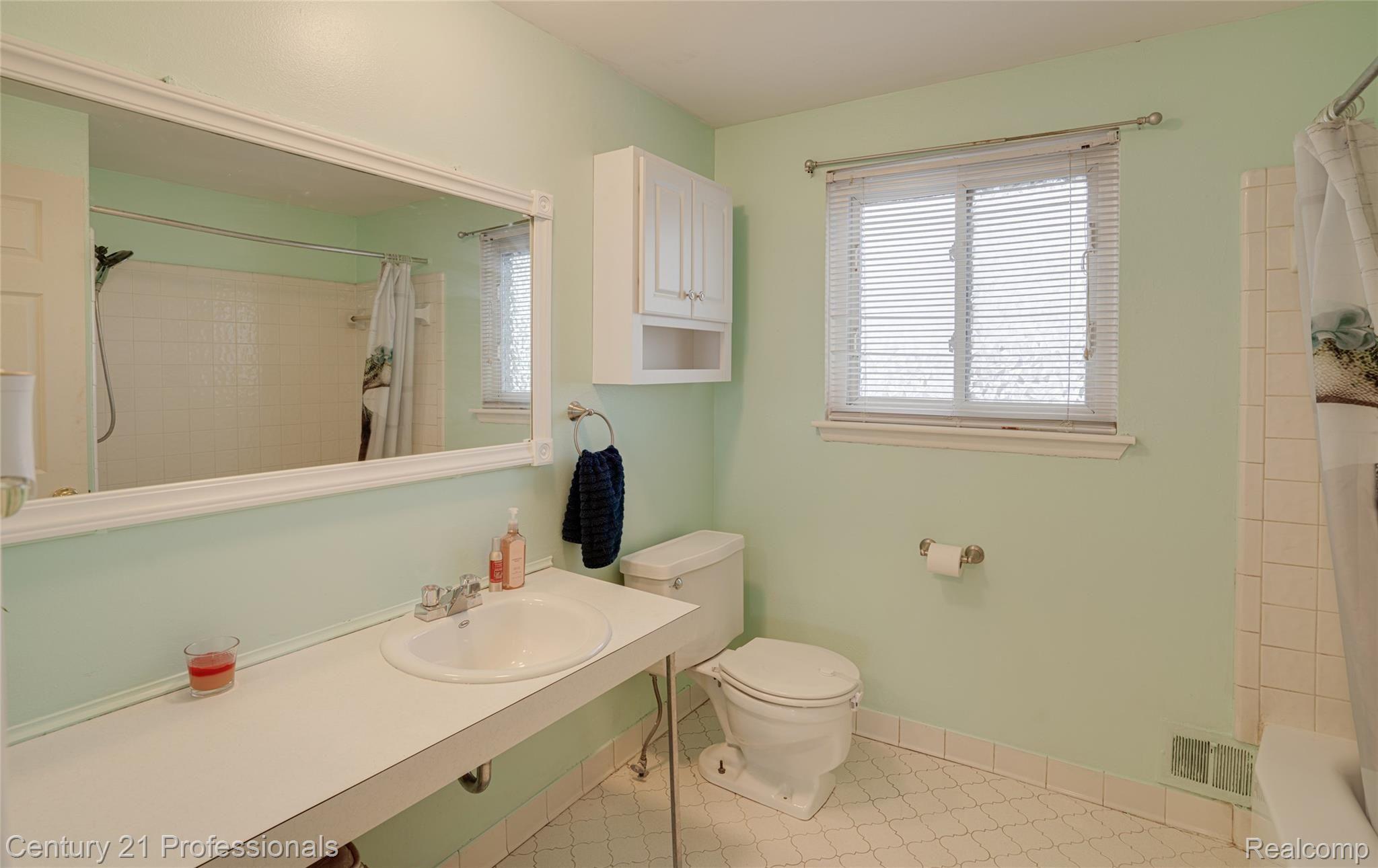 20375 15 Mile Road Clinton Township, MI 48035 - Photo 10 of 20 main bath.jpg