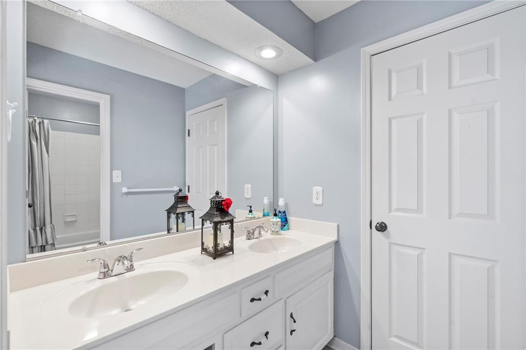 12811 Reeder Street Overland Park, KS 66213 - Photo 27 of 53