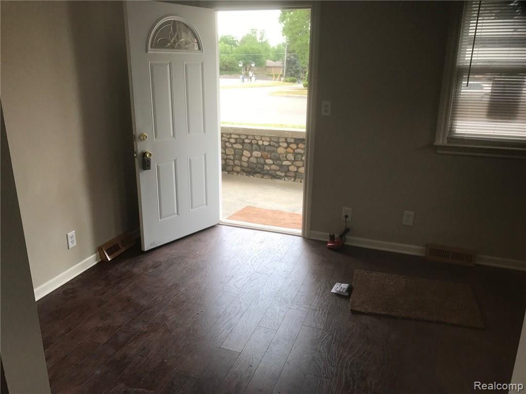 27990 Five Mile Road Livonia, MI 48154 - Photo 5 of 11 Living Rm.jpg