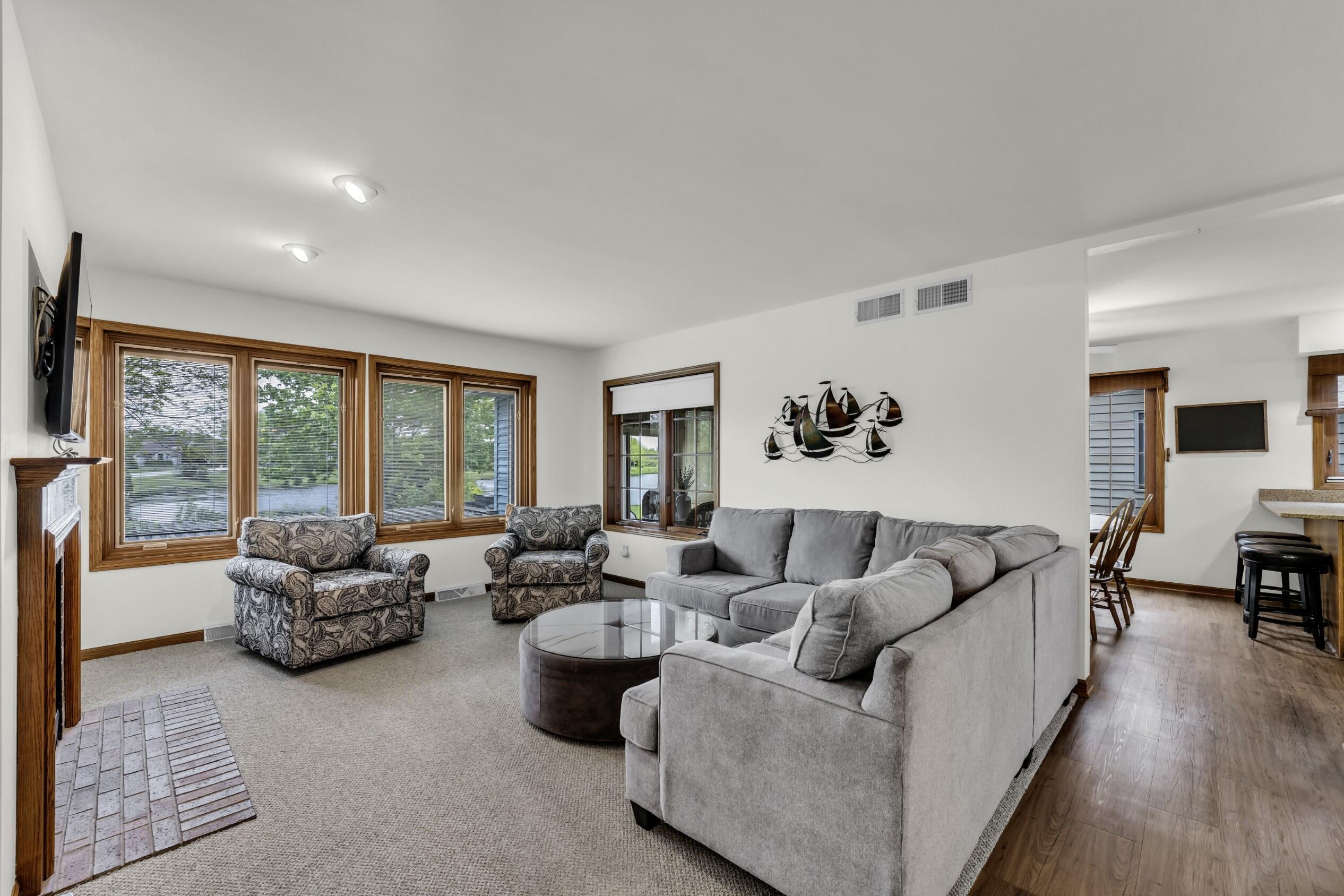6615 Chesapeake Road Caledonia, WI 53406 - Photo 11 of 30 Large great room