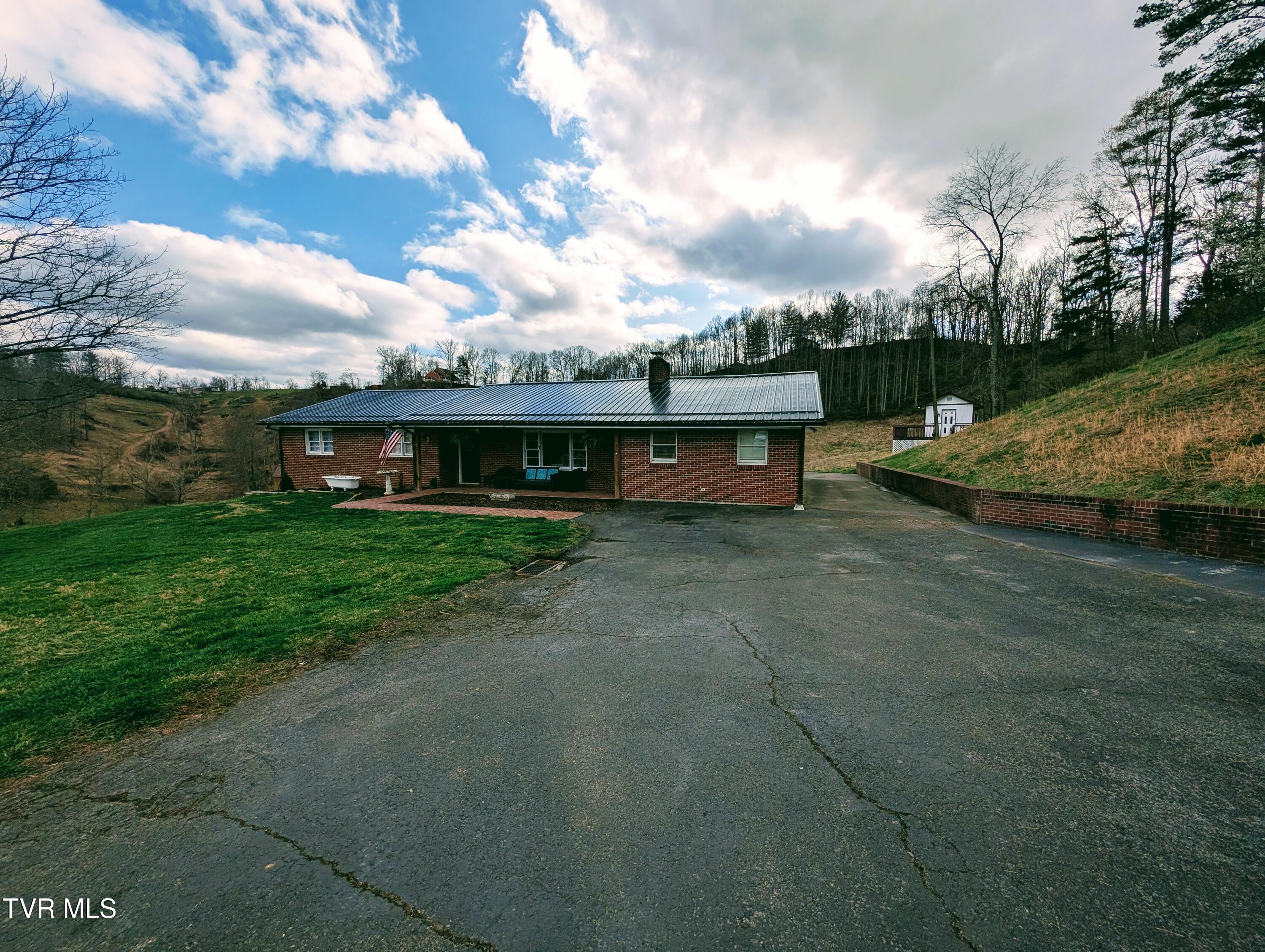 246 The New Road Clintwood, VA 24228 - Photo 3 of 62 1000019877