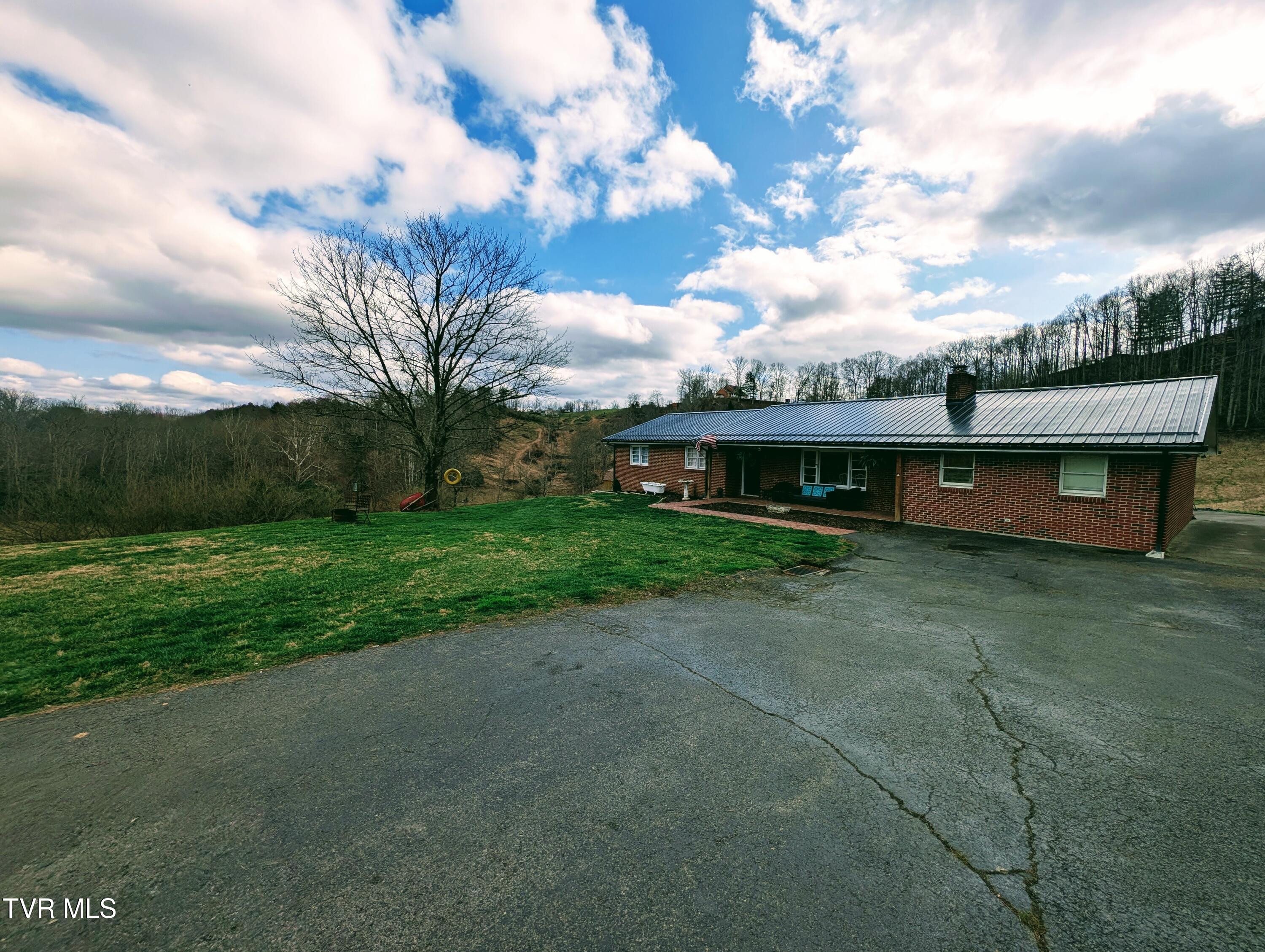 246 The New Road Clintwood, VA 24228 - Photo 7 of 62 1000019881