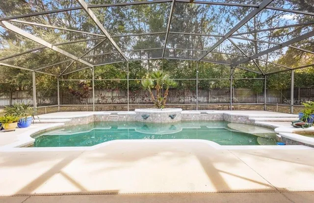 a view of a backyard