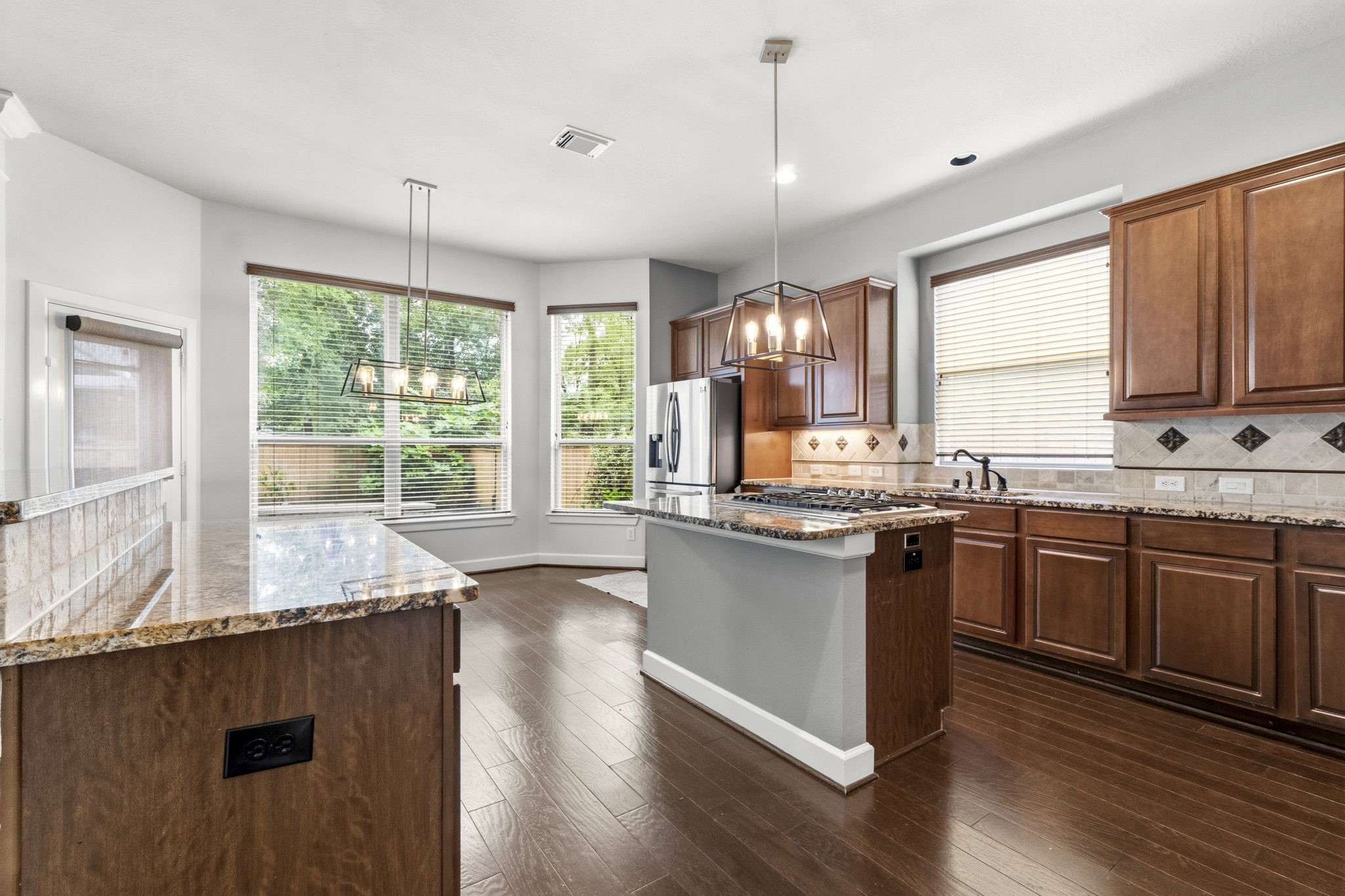 27 North Arrow Canyon Circle The Woodlands, TX 77389 - Photo 9 of 37