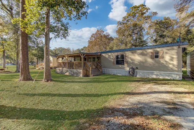 a view of a house with a yard