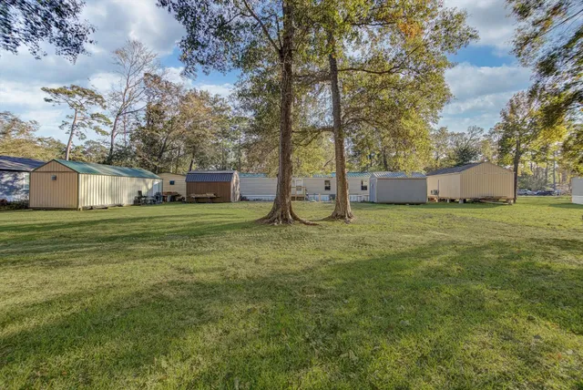 a view of a backyard
