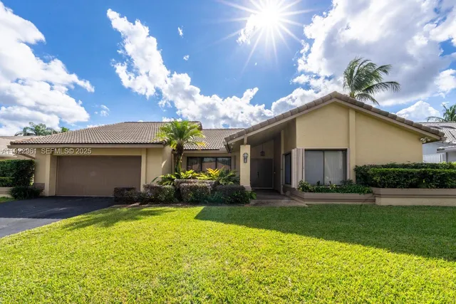 a view of a house with a yard and garage