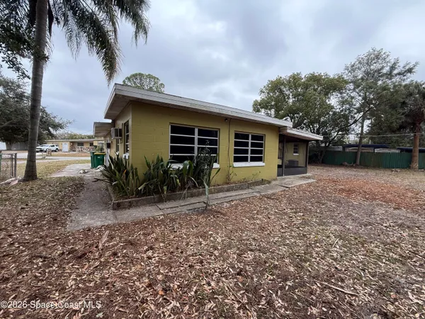 a view of a house with a backyard
