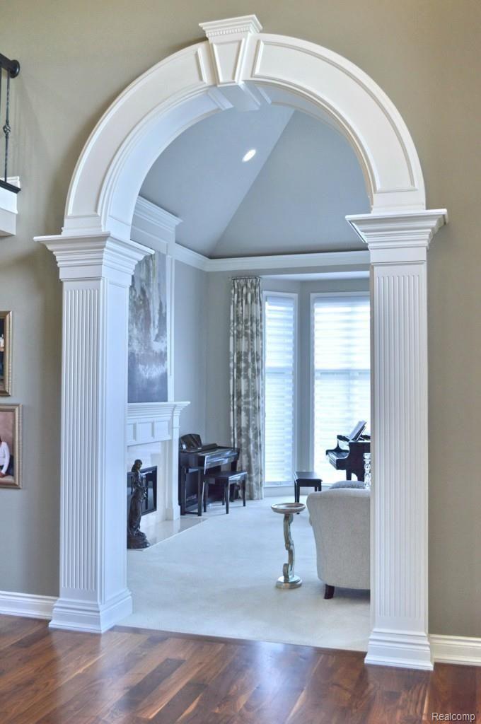 2755 South Addison Circle Rochester, MI 48306 - Photo 3 of 37 Living Room Entry
