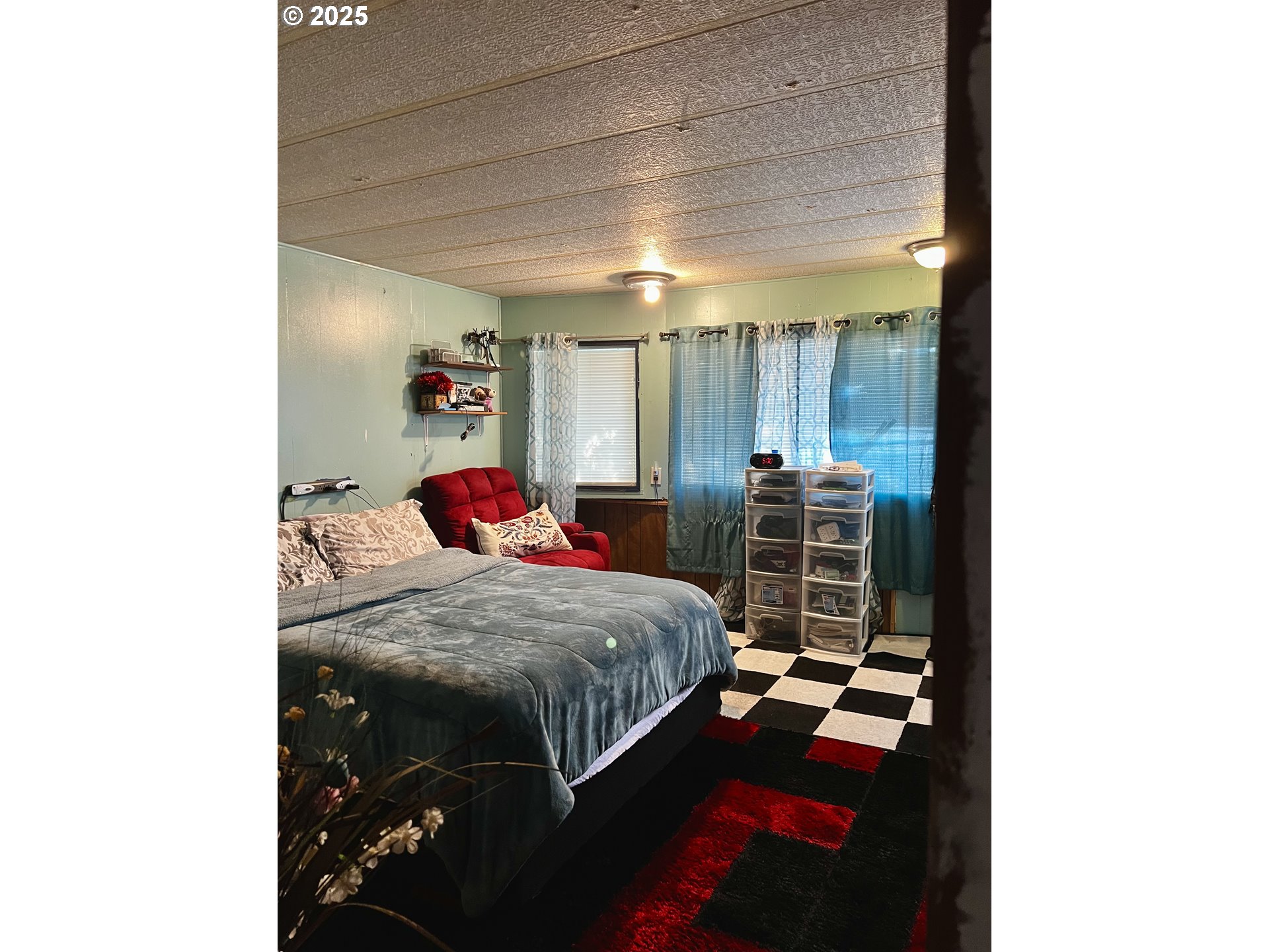 1030 Southwest 11th Street, Unit 33 Hermiston, OR 97838 - Photo 4 of 12 a bedroom with a bed and a cabinets