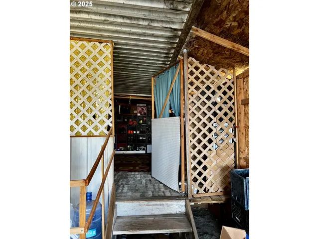 a view of entryway with a rug