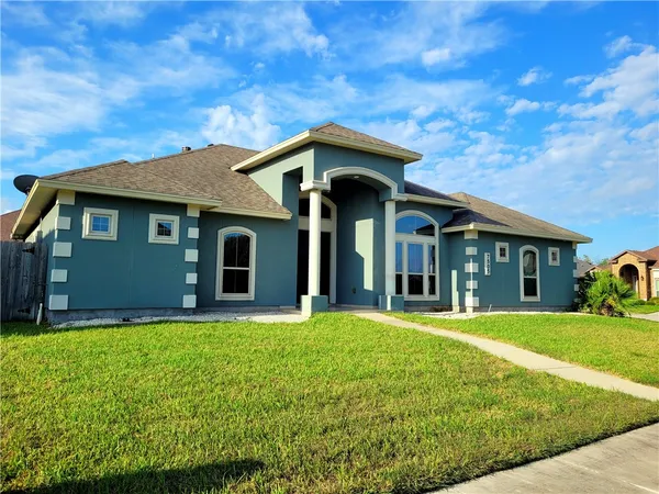 a view of a house with a yard