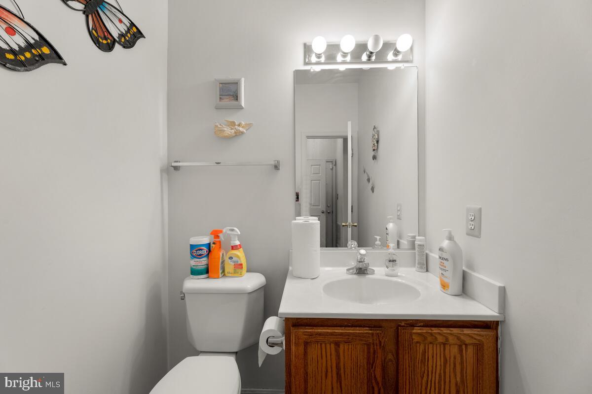 10105 Cudby Court Lanham, MD 20706 - Photo 18 of 44 Main level Powder Room.