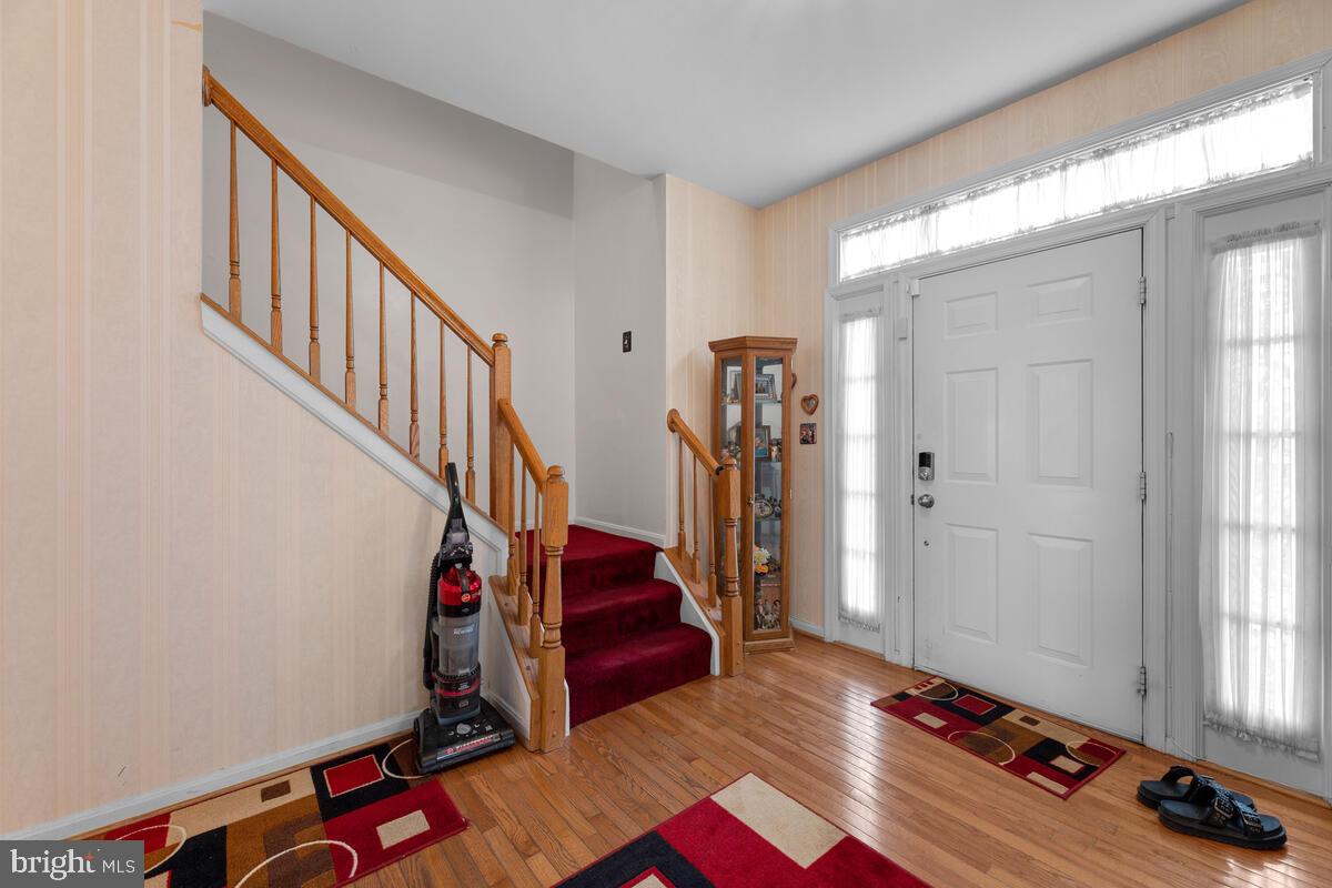 10105 Cudby Court Lanham, MD 20706 - Photo 4 of 44 A bright, grand foyer welcomes your guests!